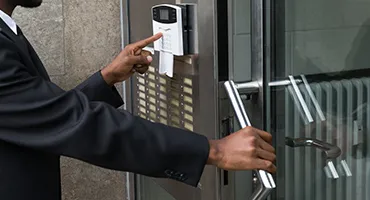 Ilustración: puerta, lector de tarjetas y tarjeta de acceso