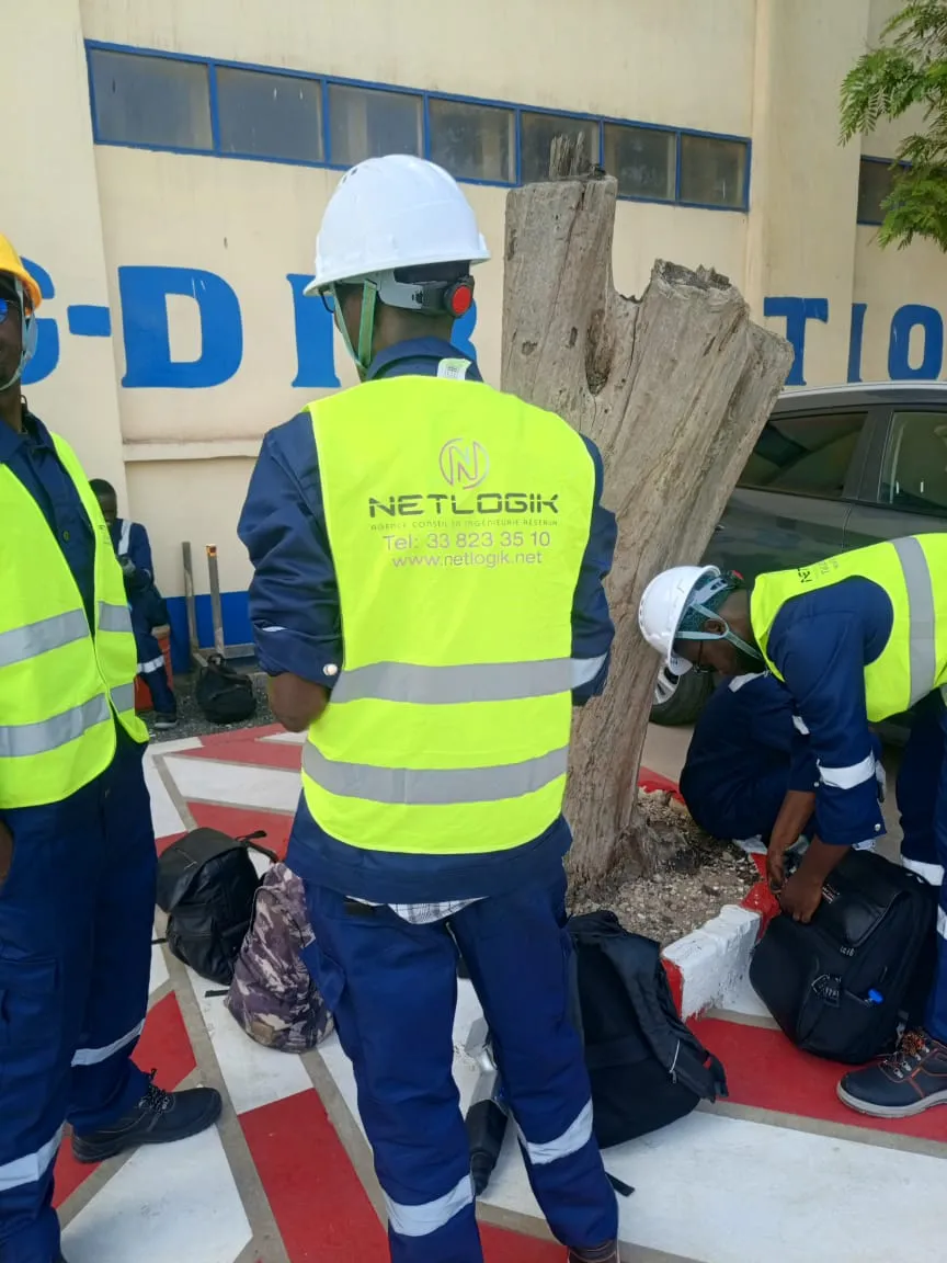 Gilet di sicurezza con i colori di NETLOGIK indossato da un tecnico