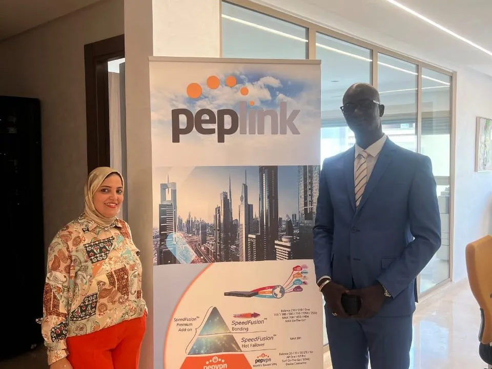 Incontro tra NETLOGIK e Peplink davanti a un roll-up Peplink