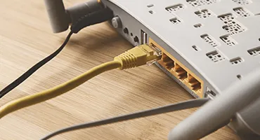 Ilustración: punto de acceso wifi de techo y dispositivos conectados
